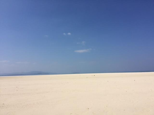 コンドイビーチの真っ白な砂浜の写真