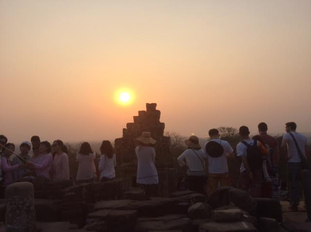 カンボジアのオプショナルツアーで見たプノンバケンの夕日