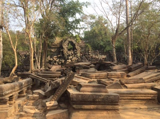 カンボジアの現地ツアーで見たベンメリア遺跡の写真