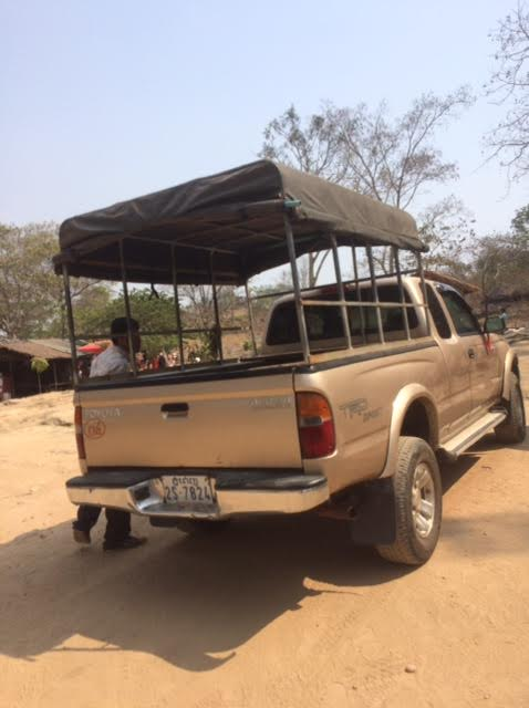 カンボジアの現地ツアーで利用した車の写真