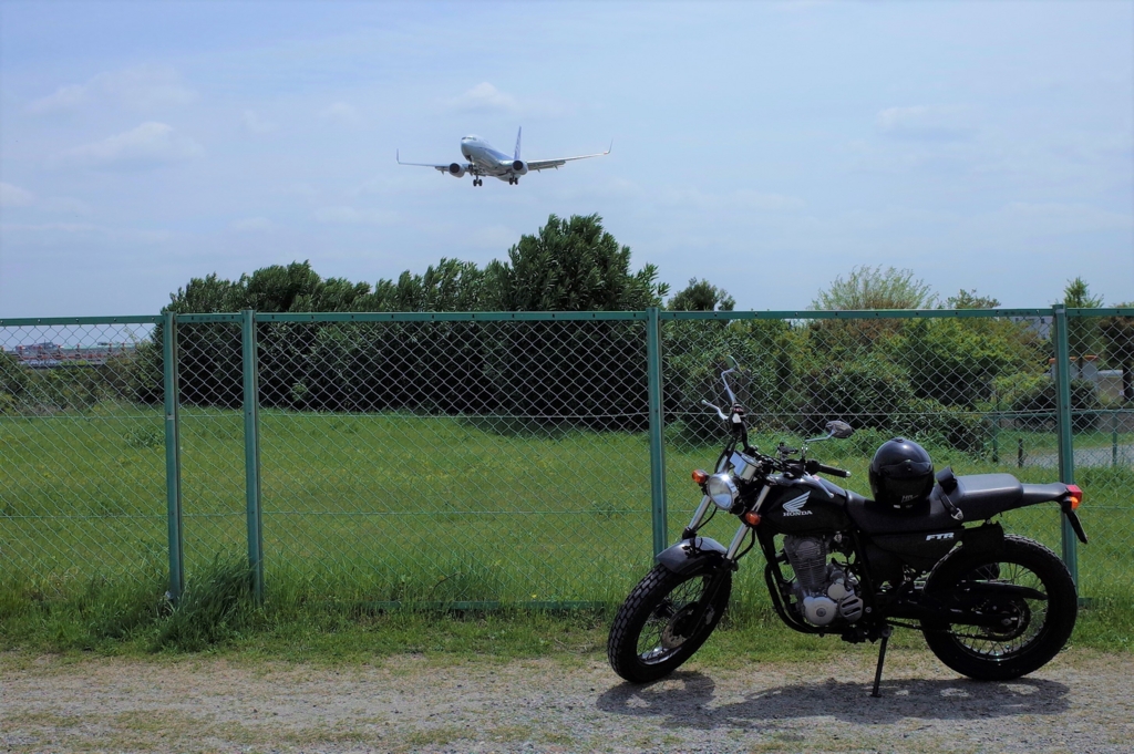 バイクで訪れた千里川土手から見た伊丹空港から飛ぶ飛行機