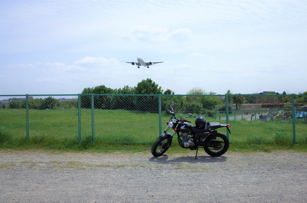 バイクで訪れた千里川土手から見た伊丹空港から飛ぶ飛行機