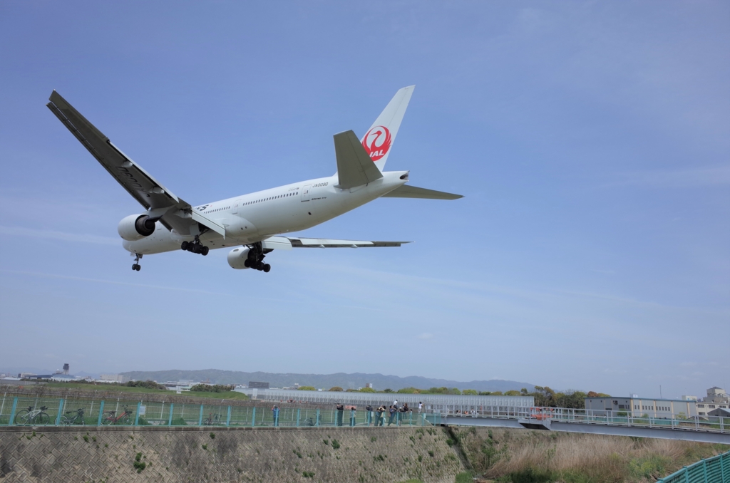 バイクで訪れた千里川土手から見た伊丹空港から飛ぶ飛行機