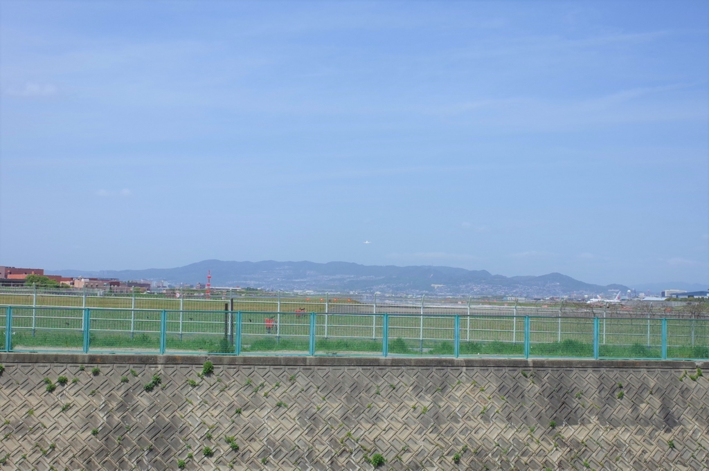 バイクで訪れた千里川土手から見た伊丹空港から飛ぶ飛行機