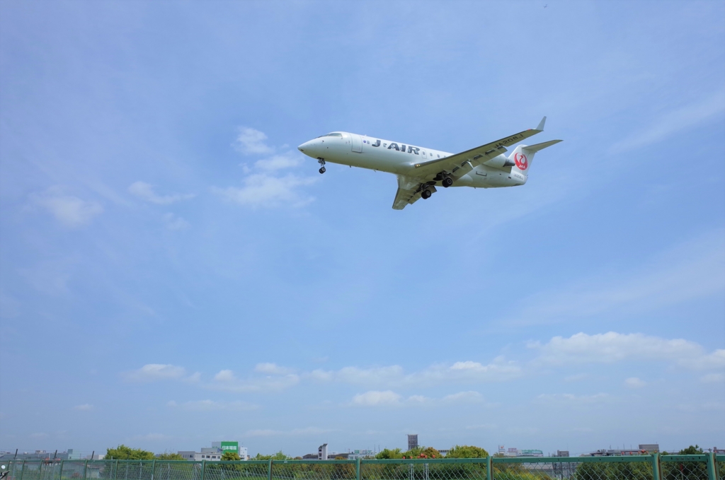 バイクで訪れた千里川土手から見た伊丹空港から飛ぶ飛行機