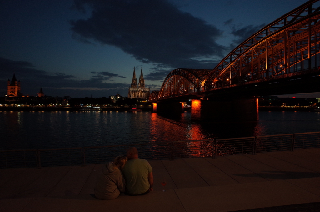 ケルン大聖堂の夜景の写真