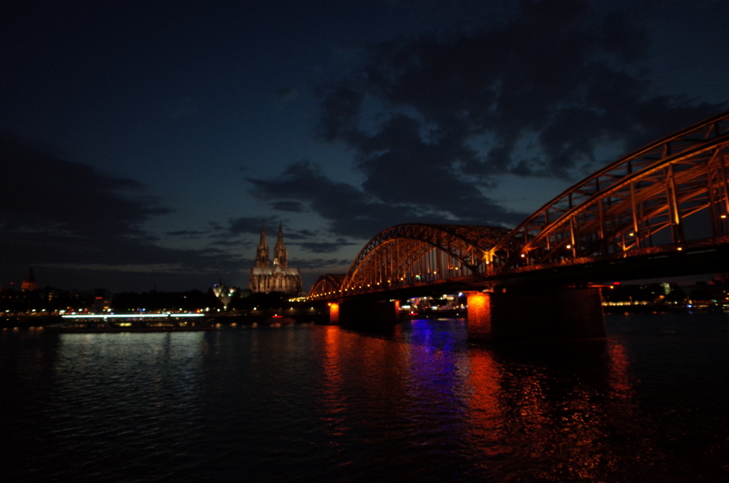 ケルン大聖堂の夜景の写真