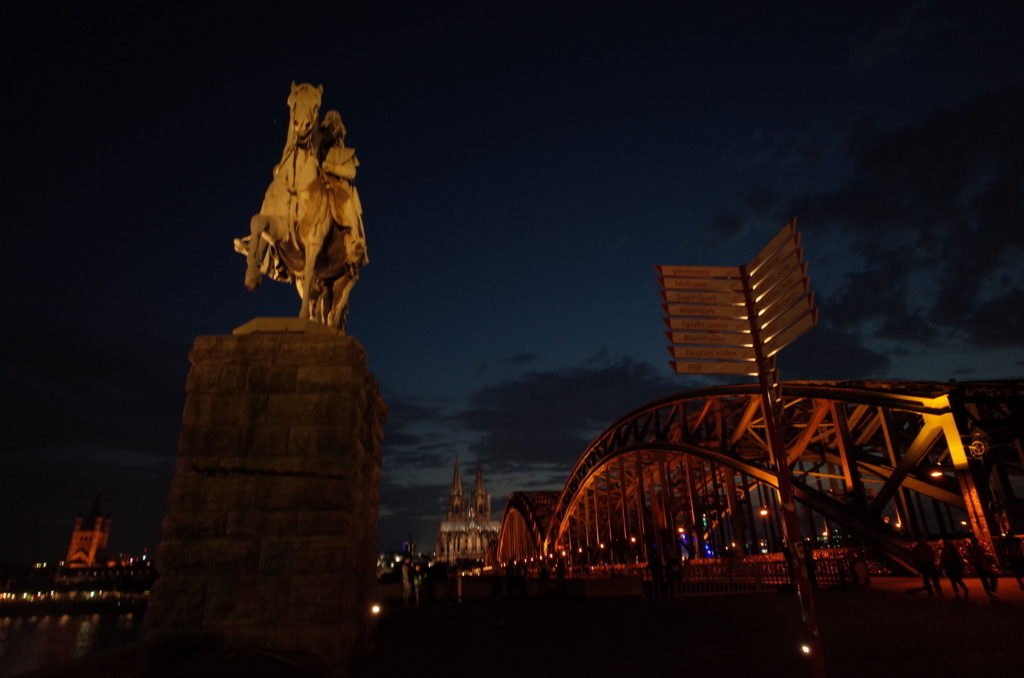 ケルン大聖堂の夜景の写真