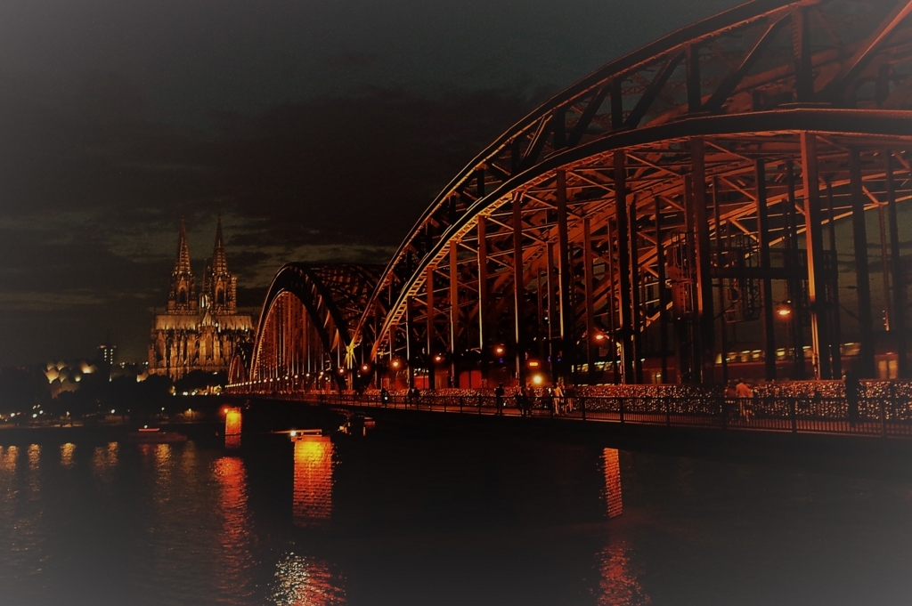 ケルン大聖堂の夜景の写真
