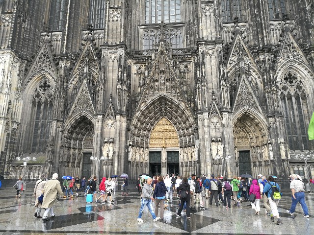ドイツひとり旅で訪れたケルン大聖堂の写真