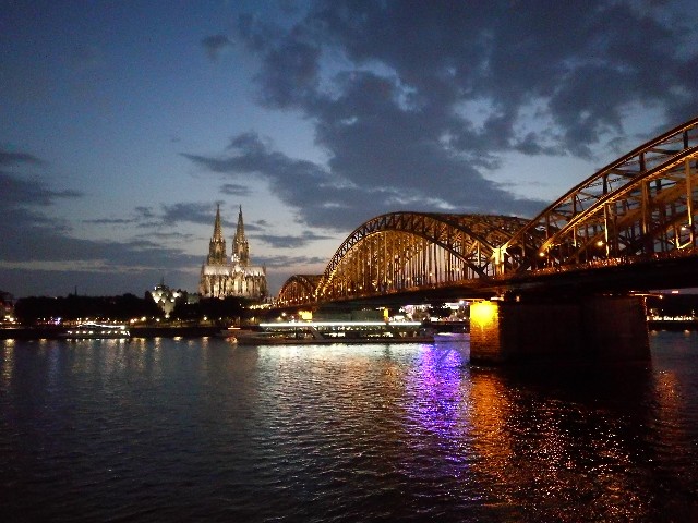 ケルン大聖堂（ドイツ）一人旅で見た夜景の写真