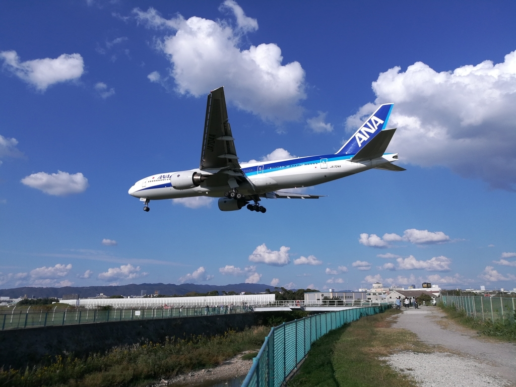 バイクで訪れた千里川土手から見た伊丹空港から飛ぶ飛行機